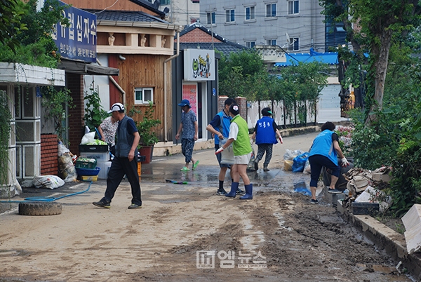 청룡동행복키움지원단과 나눔다우리, 원성천변 수해 복구활동 펼쳐